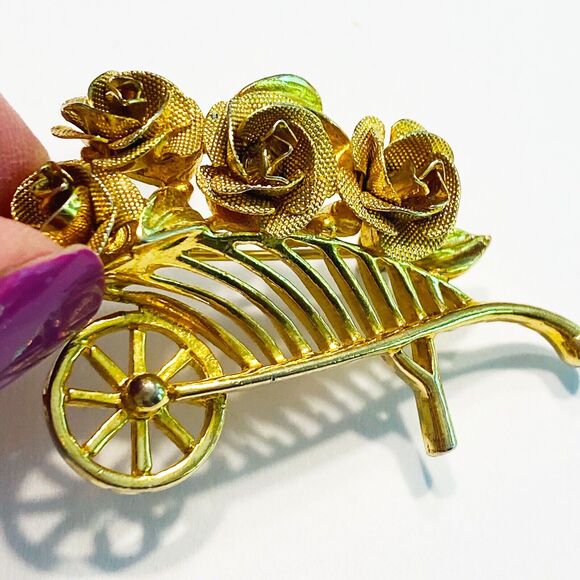 Vintage Gold Brooch Flower Basket Wagon textured dimensional Mid Century pin - Picture 5 of 5
